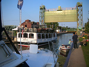 300px-canal_tour_boat.jpg